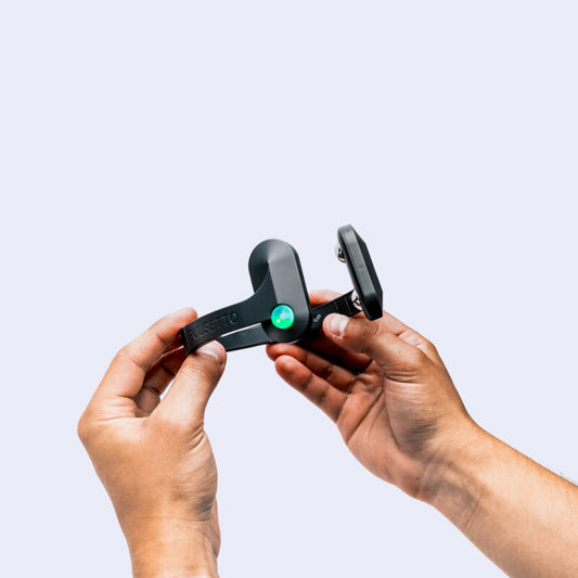 Pulsetto neurostimulator vastgehouden door twee handen