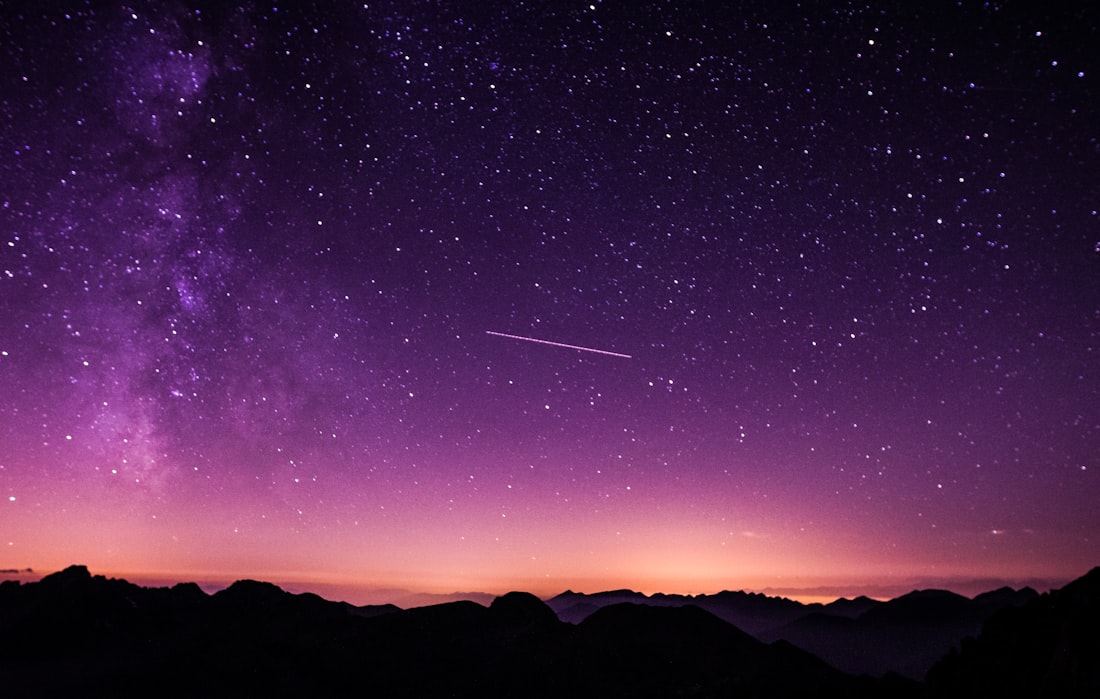 Volle maan in de nachtelijke hemel — duisternis triggert melatonineaanmaak voor een natuurlijk slaap-waakritme