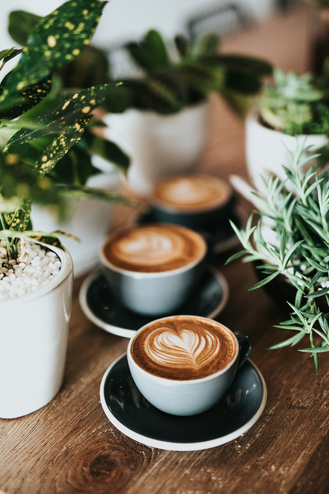 Kop koffie in de ochtend — cafeïne heeft een halfwaardetijd van 5 tot 7 uur en beïnvloedt je nachtrust