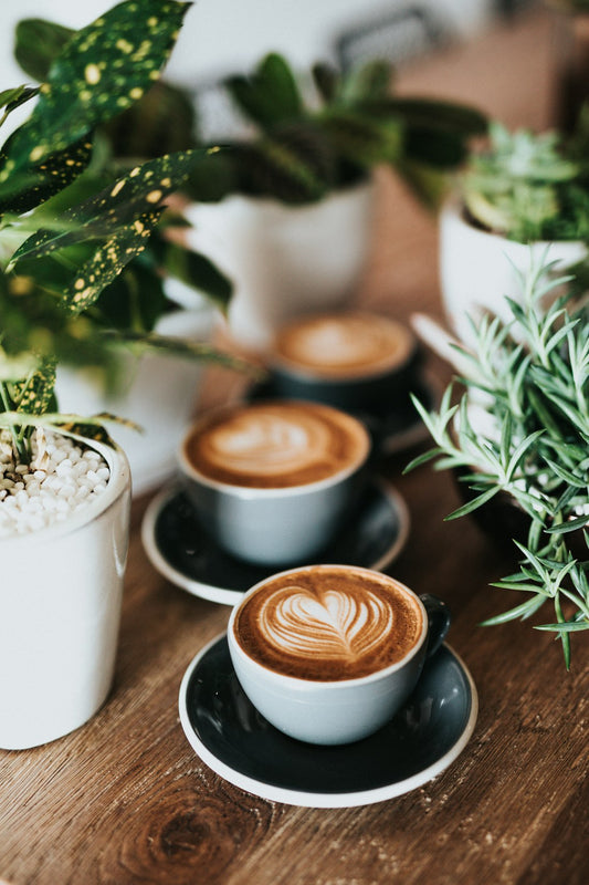 Kop koffie in de ochtend — cafeïne heeft een halfwaardetijd van 5 tot 7 uur en beïnvloedt je nachtrust