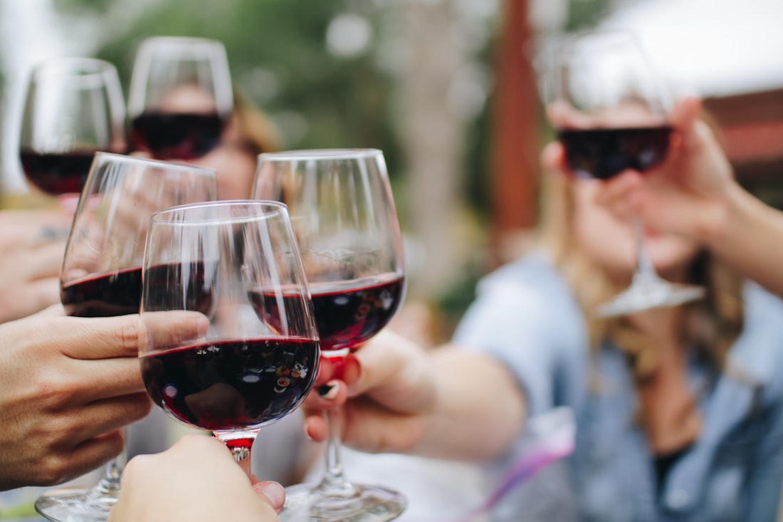 Glas wijn in de avond — alcohol verstoort de REM-slaap en verlaagt de totale slaapkwaliteit