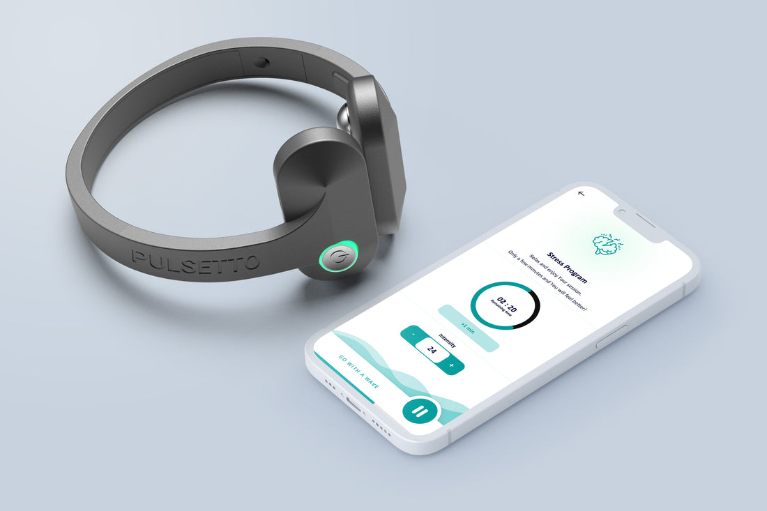 Pulsetto FIT vaguszenuwstimulator in gebruik met smartphone-app — Stress Program voor ontspanning en betere slaapkwaliteit