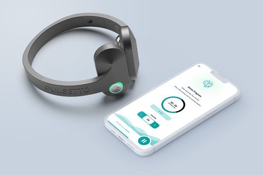 Pulsetto FIT vaguszenuwstimulator in gebruik met smartphone-app — Stress Program voor ontspanning en betere slaapkwaliteit
