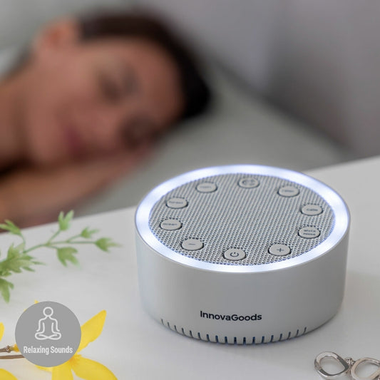 Slewel witte-ruis machine naast slapende vrouw — compacte slaapsoundmachine voor rustgevend achtergrondgeluid