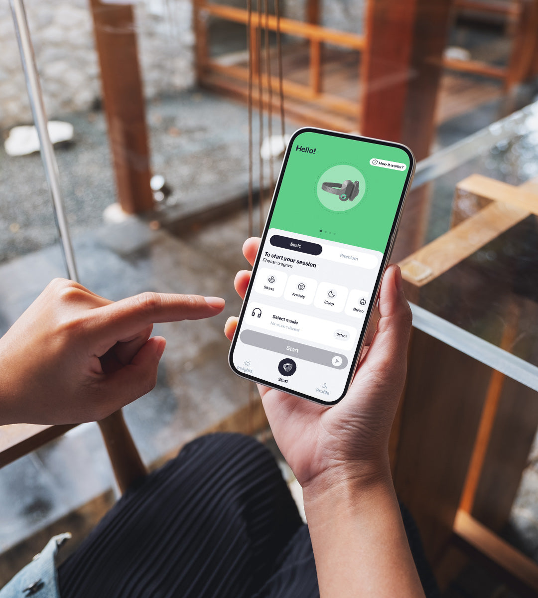 Handen een smartphone vatshouden waarop de pulsetto app op aan staat
