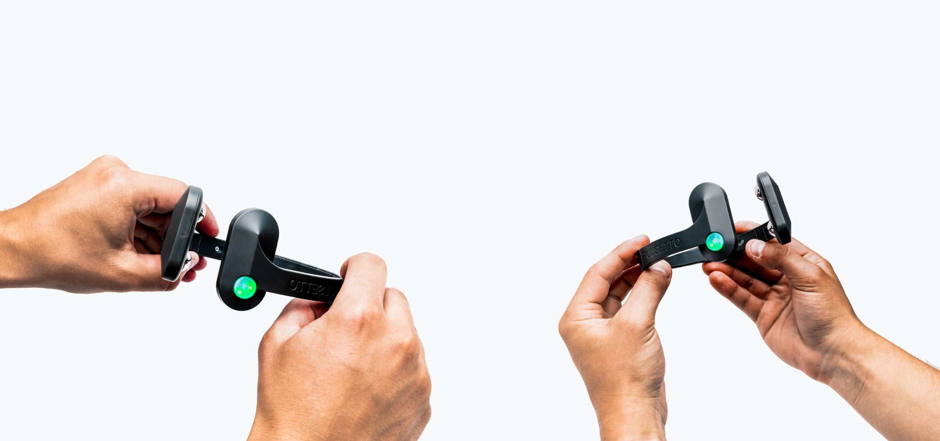 twee paar handen die de pulsetto neurostimulator vasthouden